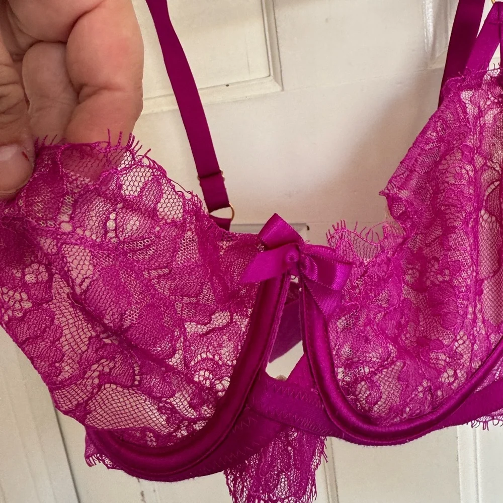 Victoria’s Secret Very Sexy Fuchsia lace unlined Demi bra size‎ 36DD